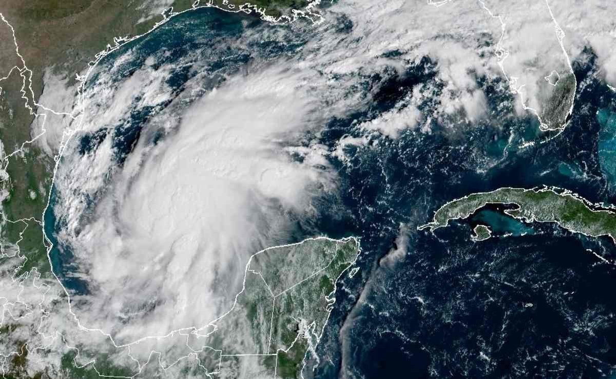 Isaías se intensifica y desata alerta máxima en el Golfo de México