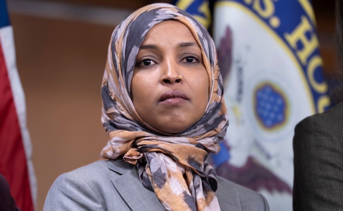 Investigación Penal Envuelve a Ilhan Omar Tras Registro de Agentes Federales en su Hogar