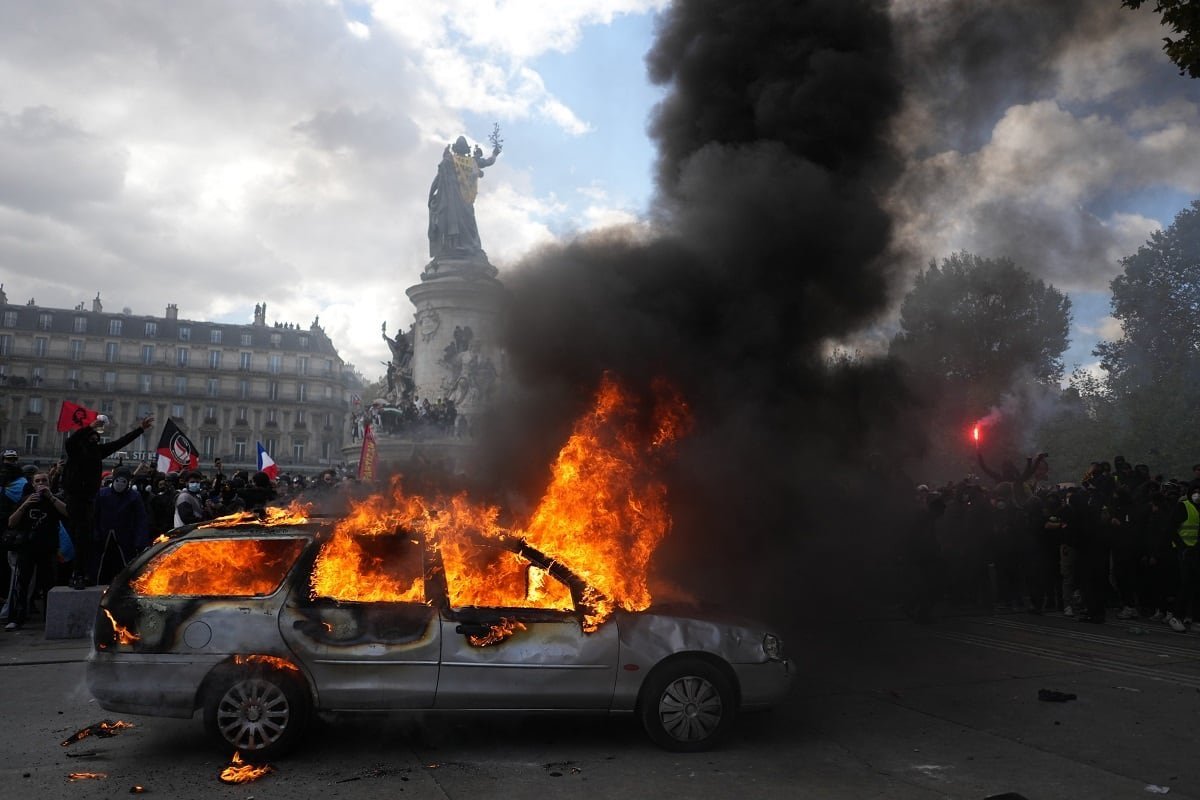 Francia implementa toques de queda y apoyo económico para sofocar disturbios