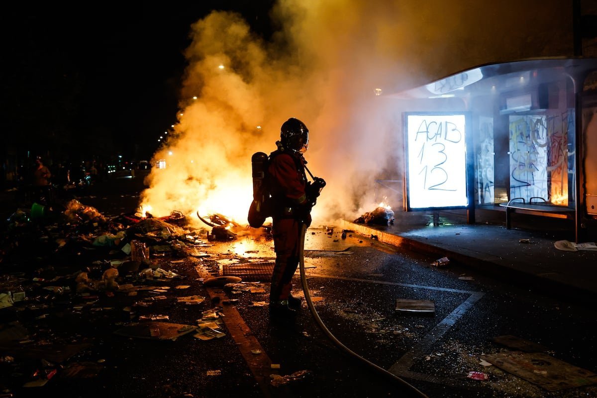 Francia impone toques de queda para sofocar ola de saqueos y violencia