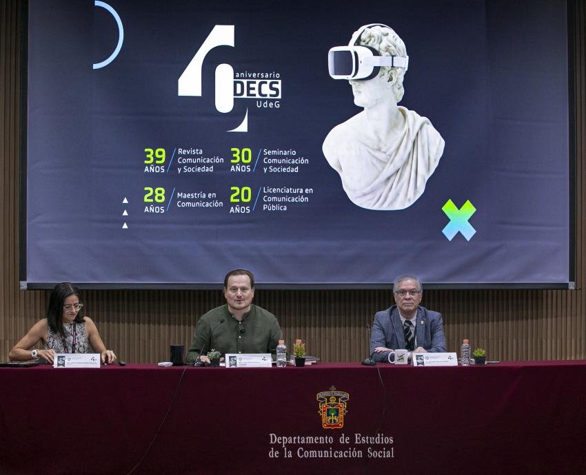 Advierten riesgos de TikTok y la IA para el periodismo