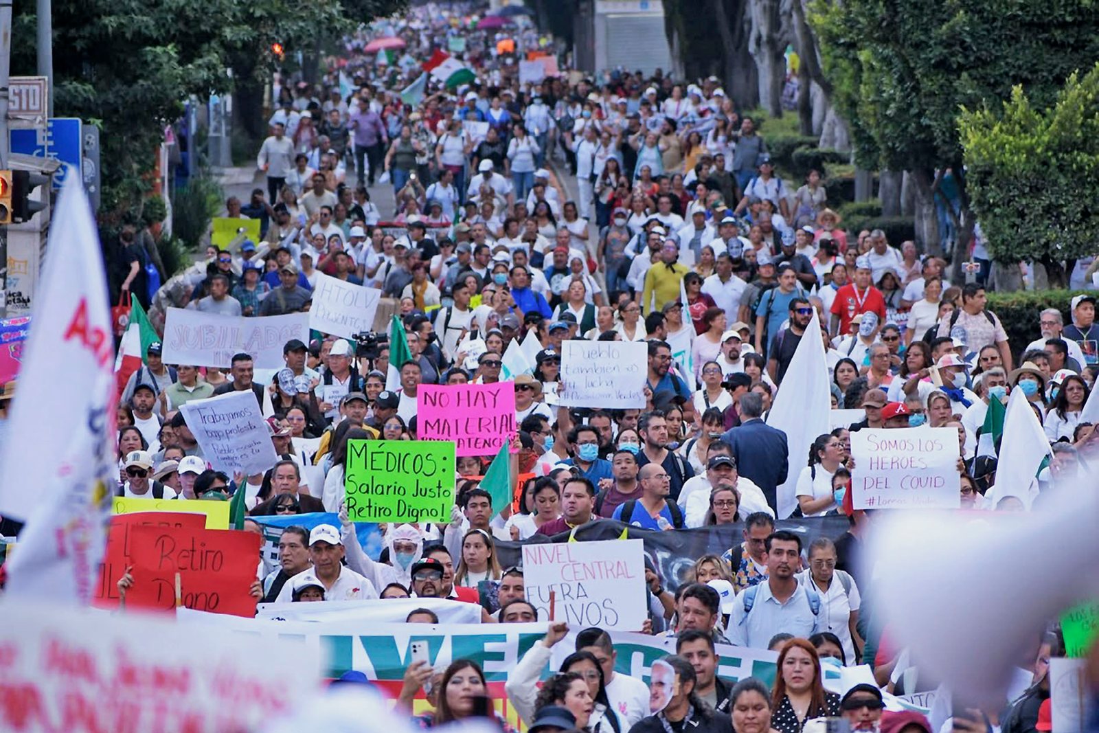 Trabajadores del IMSS exigen aumento salarial y más insumos